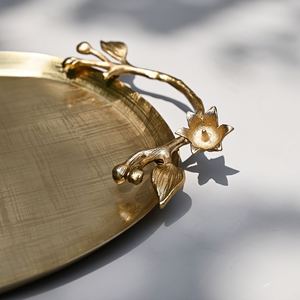 Plateau de service ovale en métal doré de luxe avec poignées florales, plateau décoratif pour la maison, la salle à manger, les mariages, la décoration de table - Product Image 5