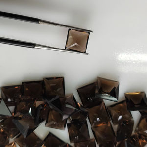 ควอตซ์สโมคกี้ธรรมชาติ 8 มม. ทรงสี่เหลี่ยมเจ้าหญิงคัท คุณภาพดีที่สุด พลอยเม็ดเดี่ยวสำหรับทำเครื่องประดับและสร้อยคอ - Product Image 3