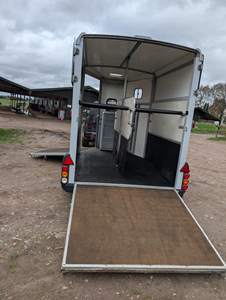 Remolque para Ganado de 30 pies y 3 Pisos, Usado, Estándar Austriaco, para Transporte de Caballos, Disponible para Venta al por Mayor - Product Image 3