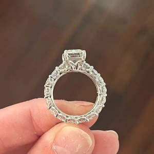 Anillo de Compromiso Ético con Diamante Ovalado Esmeralda Cultivado en Laboratorio, Certificado por IGI, 9.00ctw, Diseño Festoneado - Product Image 4