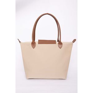กระเป๋าหนังสีเบจสองสีแบบมีฝาปิด สะพายไหล่และถือได้ ของตกแต่งแฟชั่น - Product Image 2