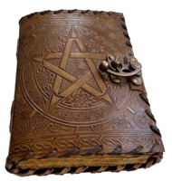 Vente en gros 100% carnet de notes en cuir véritable pentagramme en relief 100 feuilles livre vierge fait à la main avec serrure antique C pour femmes et hommes