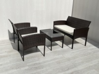Ensemble de salon moderne 4 pièces en rotin tressé marron avec structure en acier, table basse et coussins blanc crème en verre trempé pour jardin et salon
