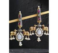 Boucles d'oreilles lustre style vache plaqué argent pour femmes de haute qualité à la mode vintage couleur blanche élégante avec des accents d'or
