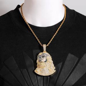 Colgante de Cabeza de Jesús Hecho a Mano en Plata, con Incrustaciones de Piedras con Aspecto de Diamante Moissanite, Cadena con Diseño Religioso - Product Image 2