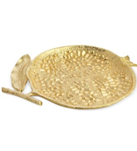 Le design est minimaliste et en forme de demi-lune, avec une finition lisse et polie. Le devant est simple et décoratif At Wholesale - Product Image 3