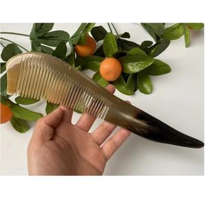 Peine de Cuerno de Vaca Natural, Dientes Anchos, Acabado Suave, Cuidado del Cabello - Product Image 1