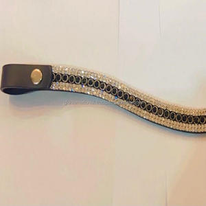 Banda para cejas de caballo de cuero negro hecha a mano en forma de onda de suministro al por mayor con cadena de diamante de cristales negros y transparentes de 5 filas de diseñador - Product Image 3