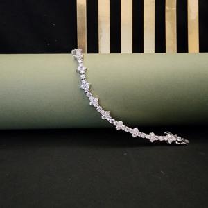 Pulsera de moda con diamantes de corte redondo, pulsera de oro blanco sólido de 18kt para cada ocasión - Product Image 1
