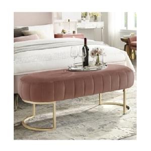 Banc de taille et de forme personnalisé confortable en métal et en cuir pour usage décoratif dans la salle de séjour - Product Image 1