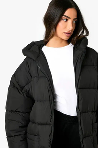 Chaqueta de invierno acolchada y acolchada con capucha para mujer OEM negra personalizada de gran tamaño - Product Image 5