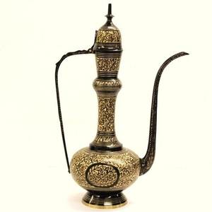 Aftaba Surahi arabe en métal et laiton de style vintage avec une belle gravure en or - Product Image 4