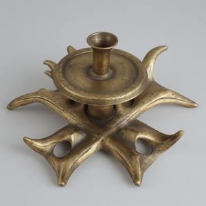 Bougeoir artisanal en corne coulée en aluminium avec finition patinée antique Détail artisanal conçu pour les intérieurs décoratifs - Product Image 4