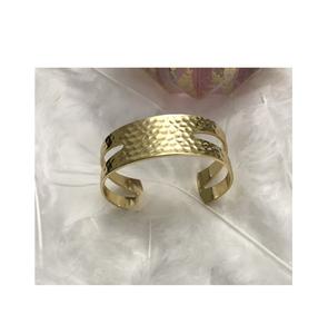 Bracelet jonc en laiton plaqué or fait main, bijou de mariage élégant et durable pour femme, accessoire de mode ethnique - Product Image 1