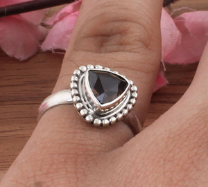 แหวนเงินแท้ 925 ประดับพลอยสโมคกี้ควอตซ์ธรรมชาติ งานแฮนด์เมดสไตล์วินเทจโบโฮ เหมาะสำหรับทั้งชายและหญิง ของขวัญสำหรับงานแต่งงานหรืองานปาร์ตี้ - Product Image 4