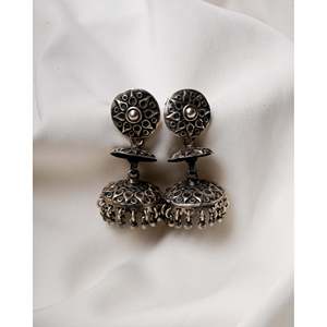 Pendientes colgantes Jhumka de plata 925 vintage con diseño de templo de loto, estilo candelabro, con perlas, diamantes y turquesa como piedras principales - Product Image 1