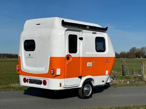 Mini caravana moderna y ligera de acero inoxidable naranja con cocina extraíble para viajes y camping. - Product Image 1