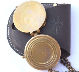 Brújula ovalada de latón antiguo más demandada con acabado degradado para colecciones decorativas de navegación náutica disponibles a granel - Product Image 3