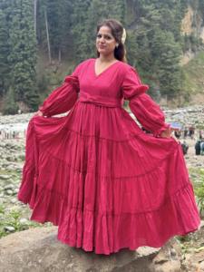 Amara Belt Robe longue en coton avec des manches ballon au design contemporain et une robe évasée brillante et parfaite pour votre soirée - Product Image 2