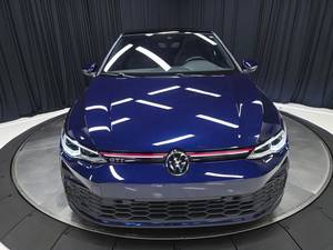 Volkswagen Golf GTI SE Hatchback 2024 d'occasion, 4 places, phares LED, moteur turbo essence, conduite à gauche, sièges foncés - Product Image 1