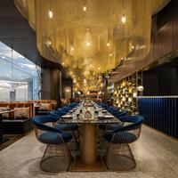 Meubles de restaurant modernes de luxe haut de gamme, chaises et table en velours saphir avec structure en métal pour hôtel