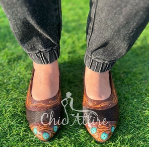 รองเท้าหนังวัวแท้แบบปิดปลายเท้าสำหรับผู้หญิงลายดอกไม้ตะวันตกทำด้วยมือมีสไตล์วินเทจใหม่ - Product Image 1