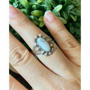 Anillo Navajo Hecho a Mano con Howlite y Plata de Ley, Joyería Cultural Coleccionable, Talla 8.25 - Product Image 2