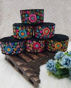 Rubans et dentelles en organza de 2 pouces de largeur faits sur mesure Motifs de fleurs brodées à la machine de différentes couleurs pour robes de mariée - Product Image 3