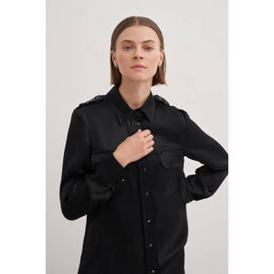 Blusa Negra de Satén para Mujer con Detalle de Epaulettes y Cuello Camisero - Product Image 3