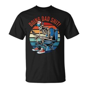 T-shirt con stampa scheletro 'Doing Dad Sht' dal design unico e divertente per il bagno, da appendere sopra la porta. - Product Image 1