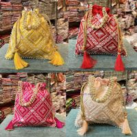 Style indien Chikankari Lucknowi Potli brodé avec poignée en perles avec Zari Work Potli sacs à main pour mariage et retour faveur