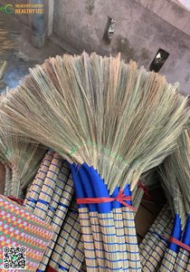 Venta al por mayor 100% escoba de hierba natural hecha a mano/escoba vietnamita para limpiar el hogar personalizar tamaño y color - Product Image 5