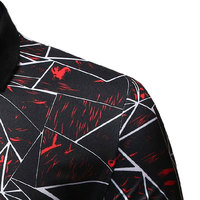Camisa con Estampado Geométrico Abstracto para Hombre |   Camiseta de punto transpirable con diseño gráfico moderno, corte ajustado y patrón de líneas rojas y blancas.