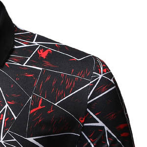 Polo con Estampado Geométrico Abstracto para Hombre |   Camisa con Patrón de Líneas Rojas y Blancas Digitales |   Polo de Manga Corta con Diseño Gráfico Moderno y Corte Ajustado - Product Image 2