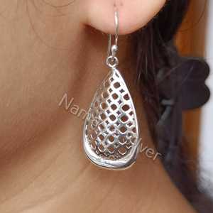 Elegantes Pendientes Colgantes Hechos a Mano en Plata de Ley 925, Diseño Minimalista Ligero en Forma de Pera, Inspirado en una Gota de Agua, Regalo Perfecto - Product Image 1