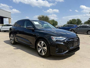 Audi Q8 e-tron quattro Premium 2024 Électrique Haut de Gamme Disponible à la Vente - Product Image 3