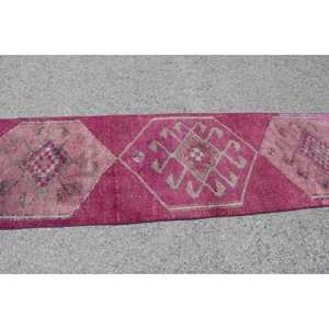 Alfombra Turca Herki de 2.8x9.4 pies (84x286 cm), Alfombra Vintage con Puntos Rosas - Product Image 3