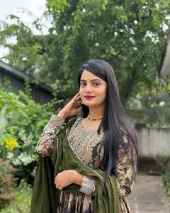 Nuevo Vestido de Diseñador TENNYC con Conjunto de Dupatta - Sin Arrugas, de Secado Rápido y Reversible para Fiestas y Bodas - Product Image 3