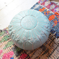 Pouf ottoman rond en cuir véritable marocain bleu ciel, cousu à la main, décoration d'intérieur, siège bas, repose-pieds