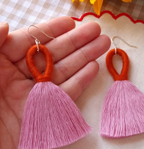 Boucles d'oreilles à franges et pompons artisanales, orange et rose, style statement - Dorées - Longues - Product Image 2