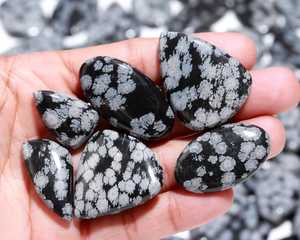 อัญมณีหินออบซิเดียนลายเกล็ดหิมะธรรมชาติ 100% แบบคาโบชอง สีดำขาว ลายเกล็ดหิมะ คุณภาพสูง รับรองโดยบุคคลที่สาม หินเม็ดเดี่ยว - Product Image 6