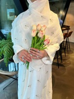 Abaya blanche légère et élégante avec broderie de fleurs et de papillons, longue robe musulmane pour femmes, nouveauté 2025