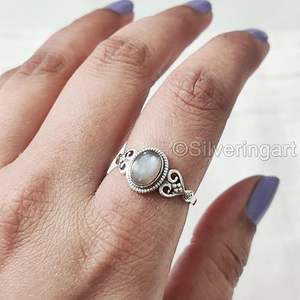 Bague pour femme en argent sterling 925, pierre de lune grise naturelle, pierre de naissance de juin, petite bague bohème, bijoux faits à la main pour Noël - Product Image 3