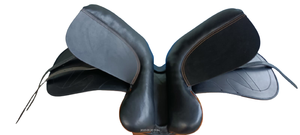 Silla de Montar Inglesa de Cuero para Doma Clásica con Armazón de Plástico de Alta Calidad y Accesorios de Acero Inoxidable Disponible en 15'', 16'', 17'' al Precio Más Bajo - Product Image 3