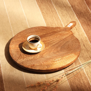 Tabla de cortar de madera hecha a mano de latón AK con asa en color madera natural de gran capacidad para decoración de interiores de mesa y cocina - Product Image 1