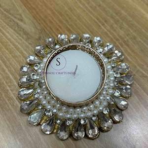 Porte-bougie chauffe-plat en métal au design floral unique, avec détails en pierre, pour la décoration festive de Diwali, modèle sur pied - Product Image 5