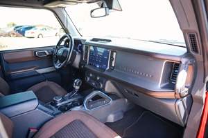 Bronco Outer Banks 2022 EcoBoost de 4 Cilindros, 4x4, Rojo Metálico Picante, Sin Modificar - Product Image 4