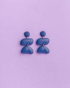 Pendientes elegantes de resina artesanal con deslumbrante acabado metálico - Product Image 1