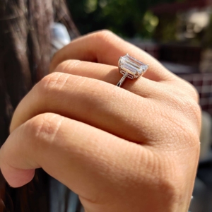 Esmeralda con Baguette Tres Piedras Clásico Moissanite Compromiso y Anillo de Bodas en Plata de Ley 925 - Product Image 2