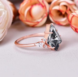 Bague de fiançailles unique en moissanite grise en forme de cerf-volant, bague de mariage, bague de promesse en diamant gris, plaqué or rose 925 14K - Product Image 3